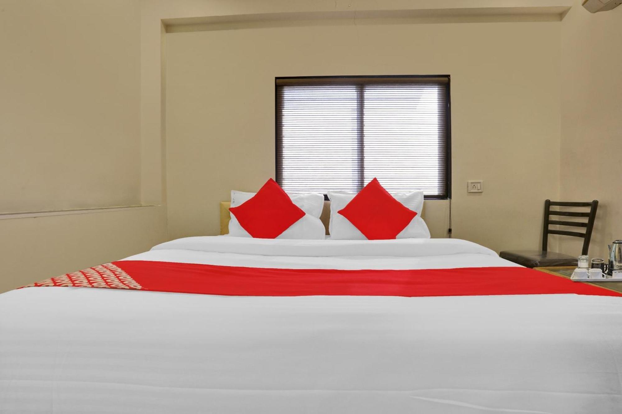 Hotel O Nandi Palace Lodging And Boarding Ulhāsnagar エクステリア 写真