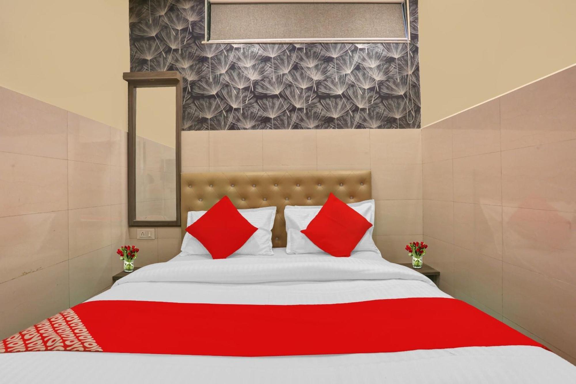 Hotel O Nandi Palace Lodging And Boarding Ulhāsnagar エクステリア 写真