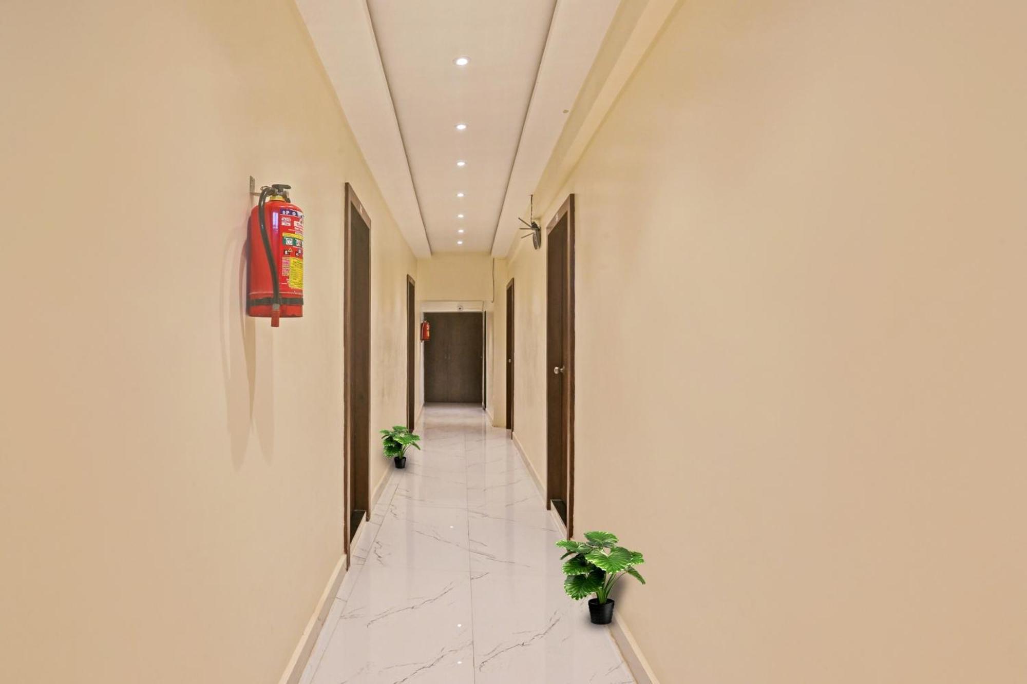 Hotel O Nandi Palace Lodging And Boarding Ulhāsnagar エクステリア 写真