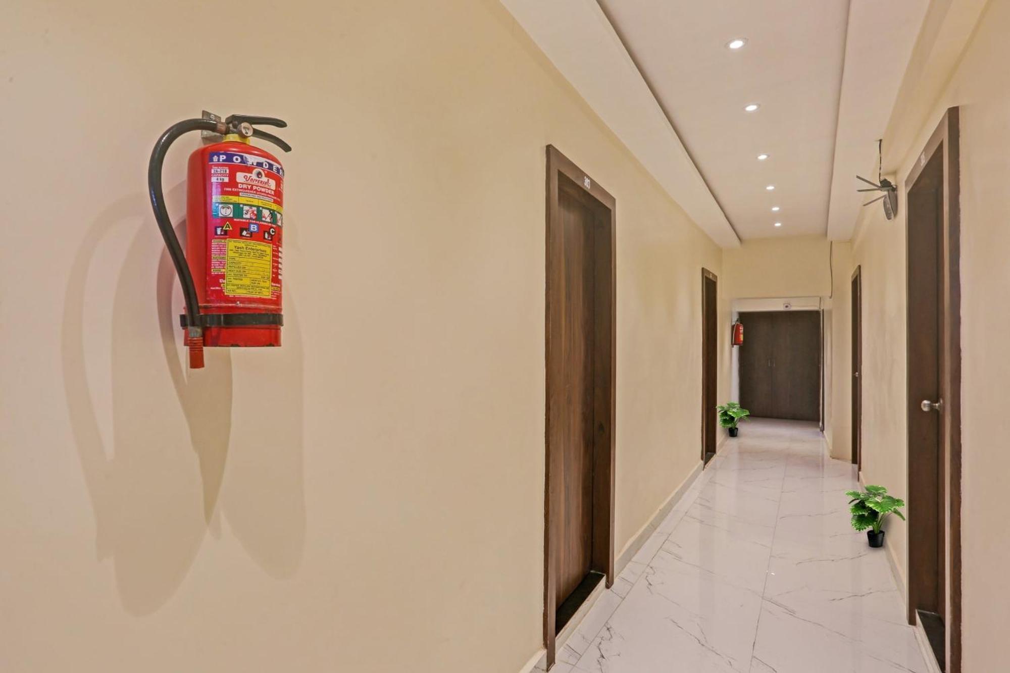 Hotel O Nandi Palace Lodging And Boarding Ulhāsnagar エクステリア 写真